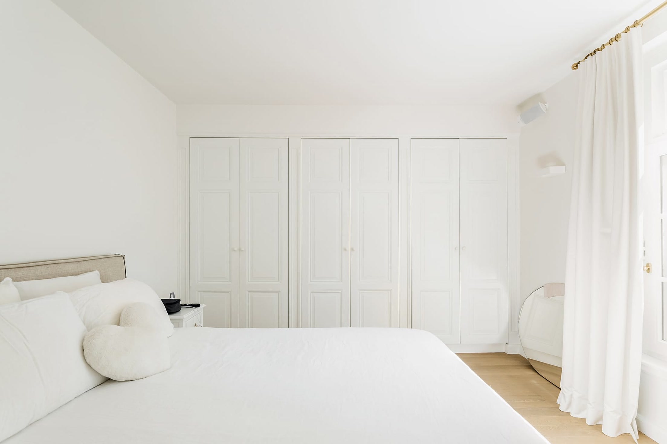 Slaapkamer met kastenwand