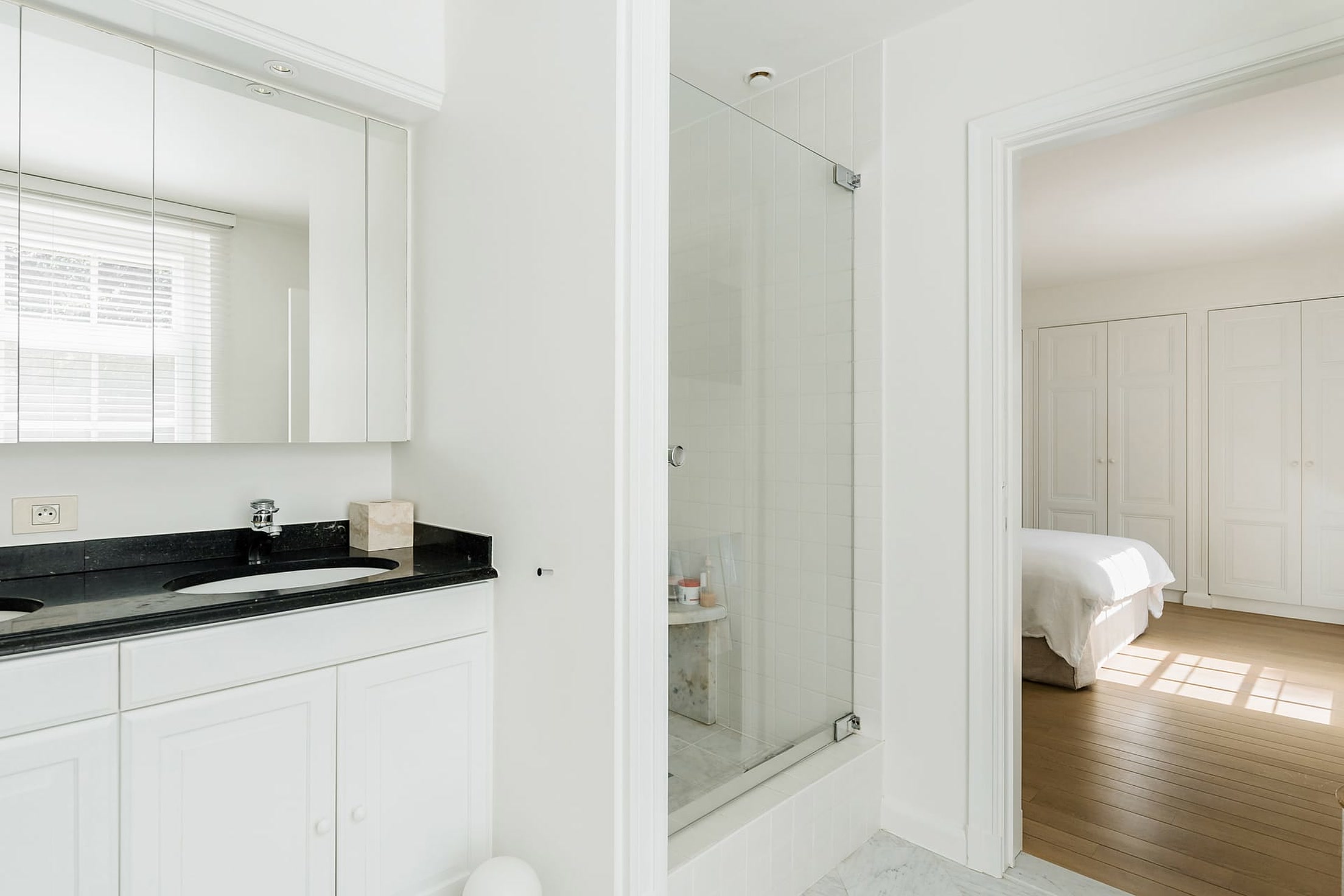 Badkamer met zwart werkblad en glas