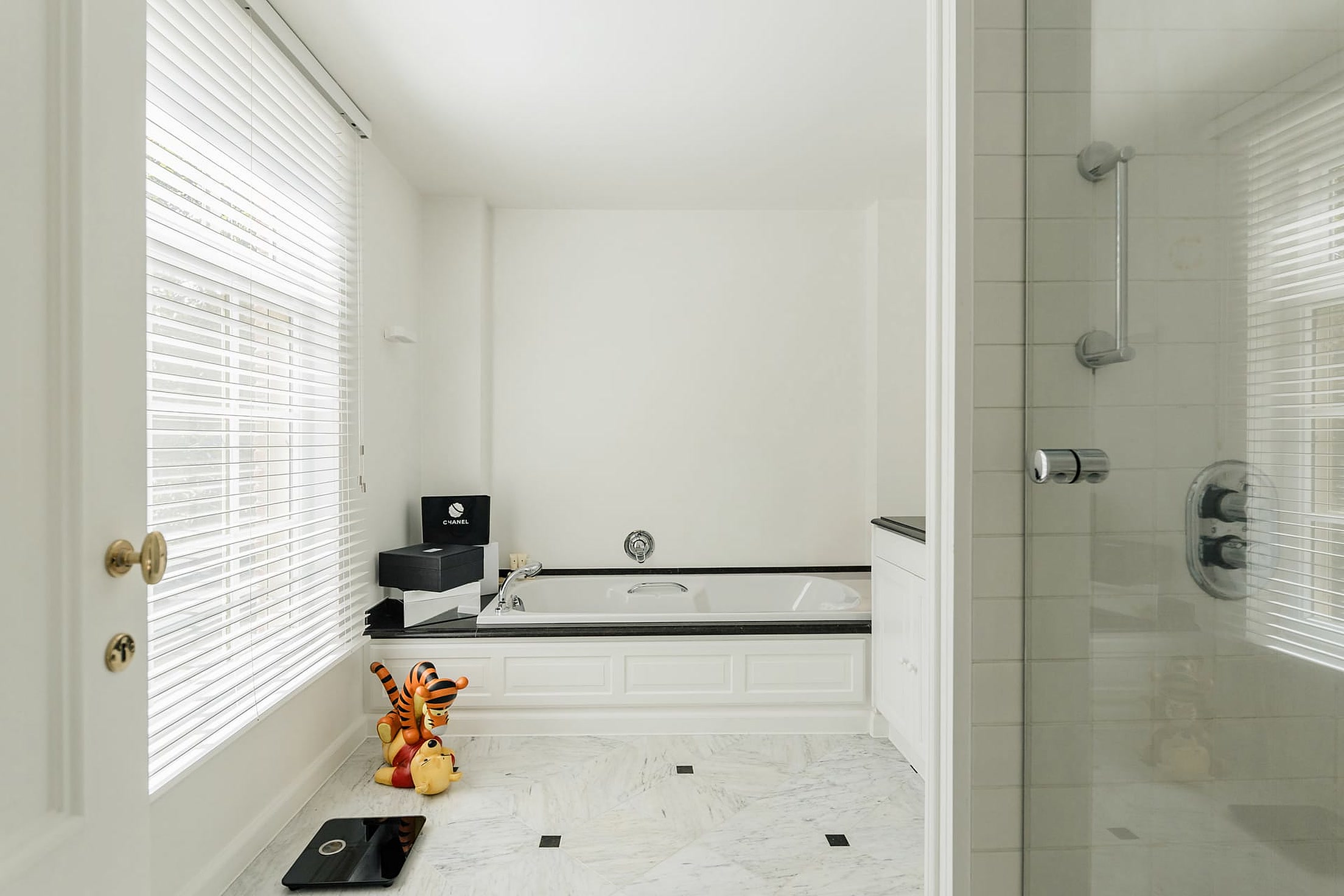 Badkamer met bad en inloopdouche