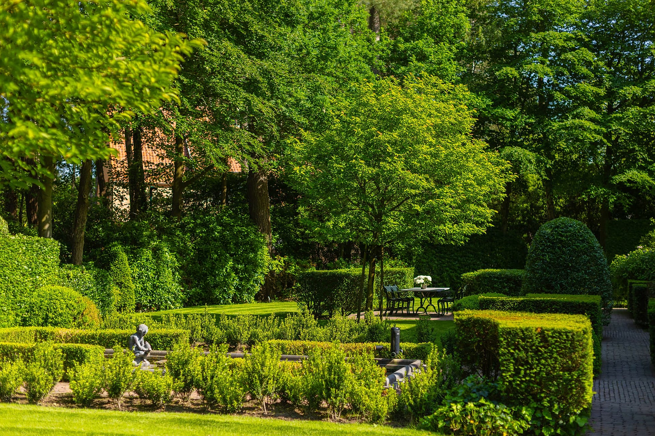 Tuinpad tussen de hagen