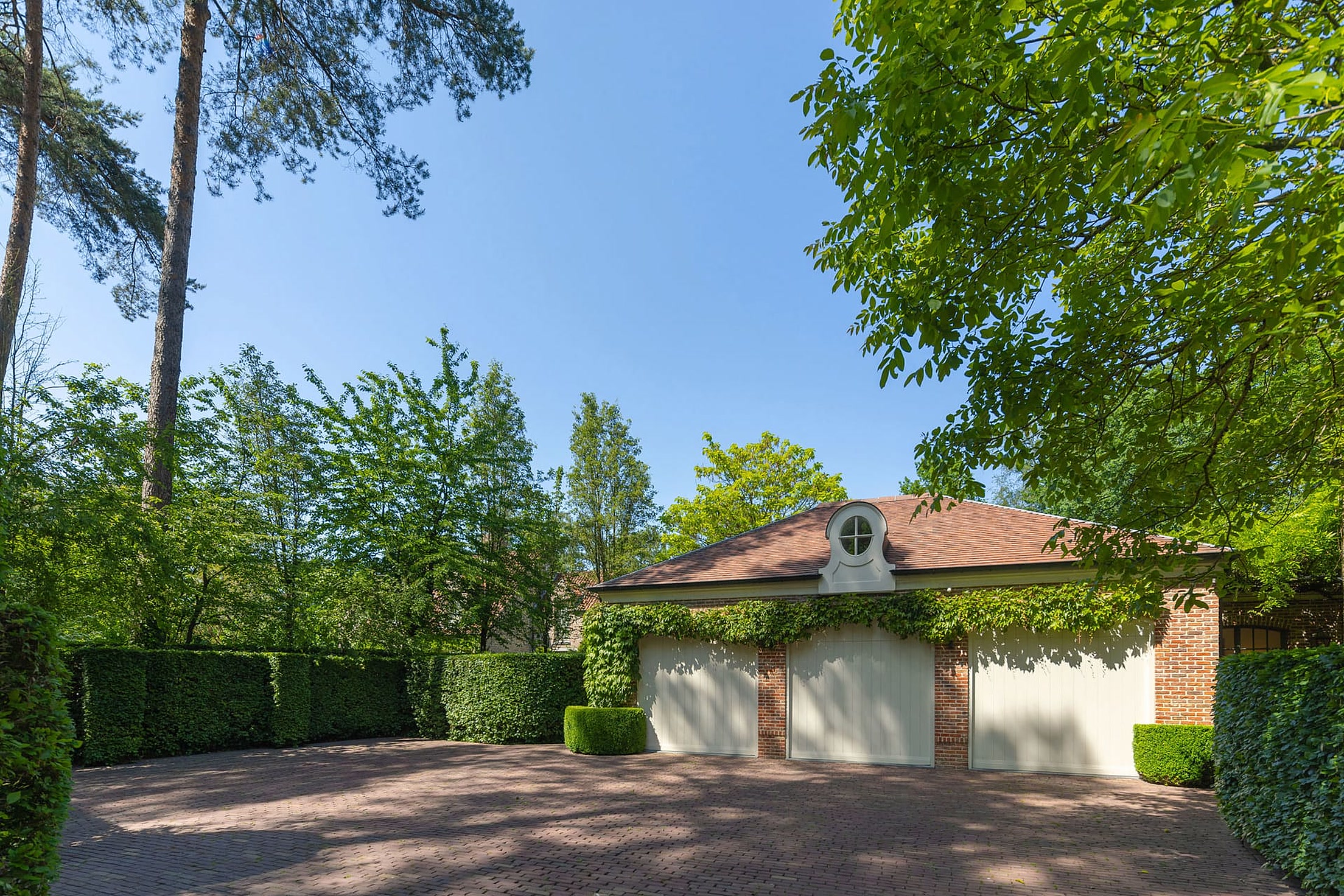 Poolhouse en tuin vanaf het gazon